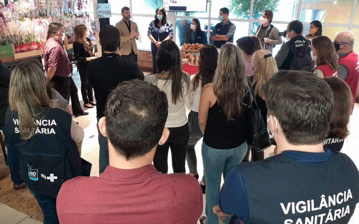 Participaram da certificação a Secretária Municipal de Saúde, a Subsecretária de Vigilância Márcia Rolim, e o superintendente de Educação da Vigilância Sanitária