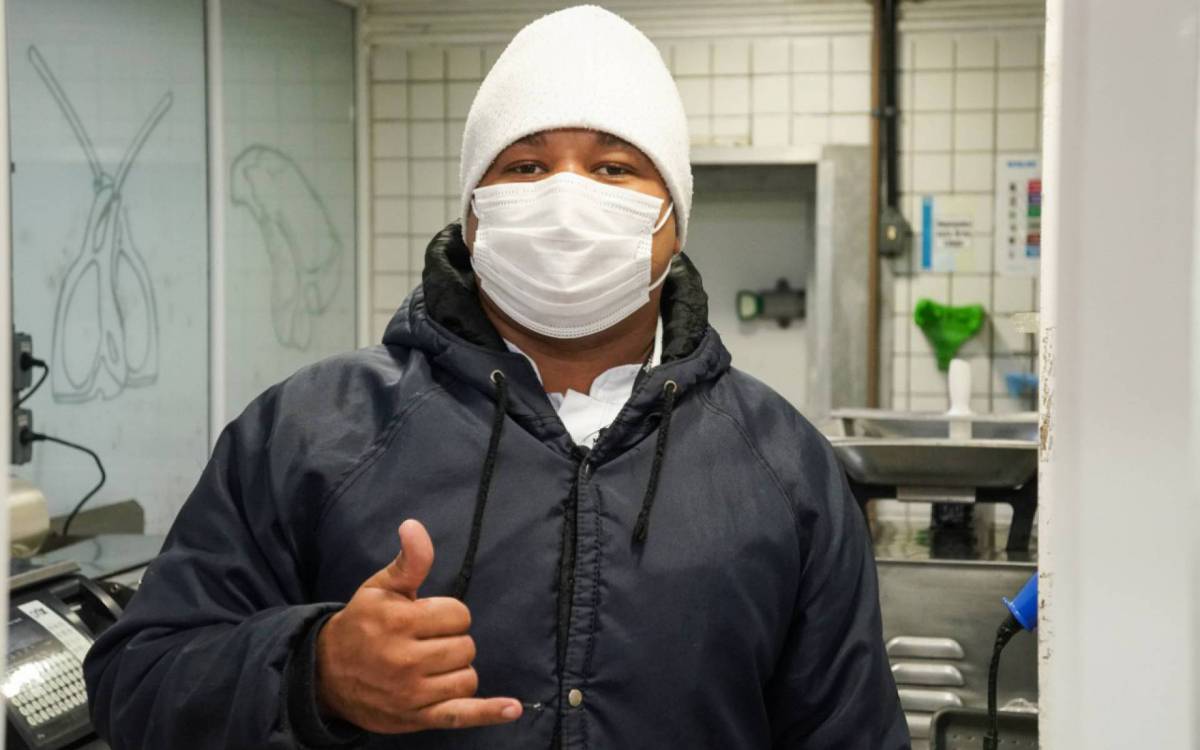 Gerente e funcionários do estabelecimento celebraram a certificação