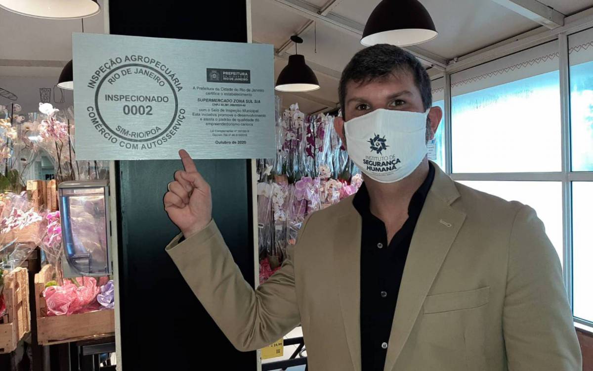 Gerente e funcionários do estabelecimento celebraram a certificação