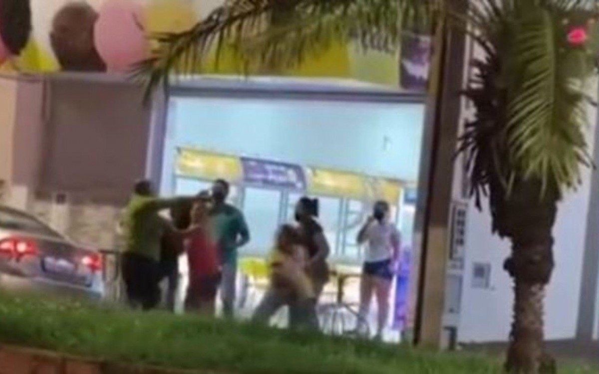 Candidato a vereador agride mulheres atendentes de sorveteria
 - Reprodução Record TV