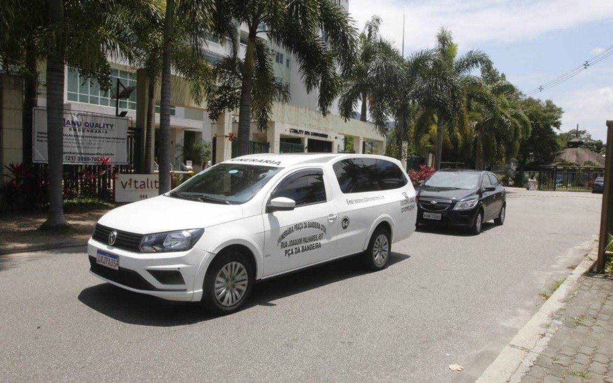 Corpo de tom Veiga será levado para o enterro, em São Paulo - Reginaldo Pimenta/ Agência O DIA