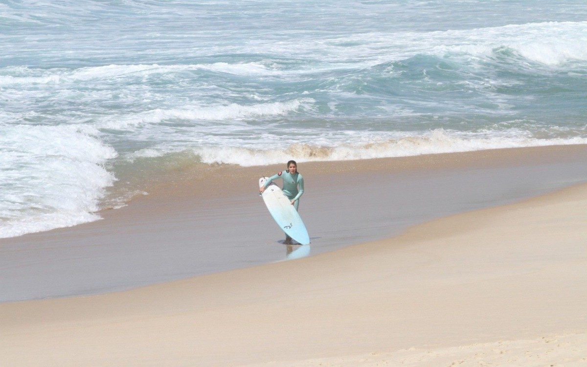 Isabella Santoni e o namorado, Caio Vaz, andam de jet-ski em praia do Rio