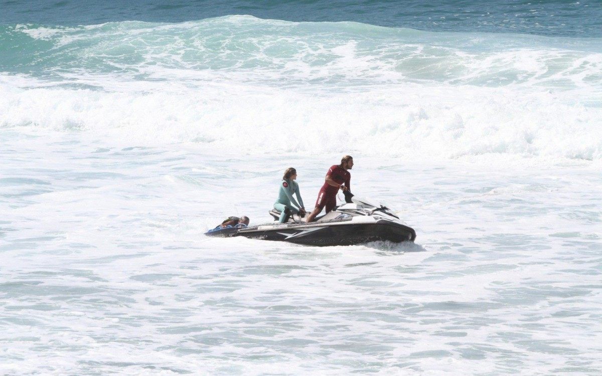 Isabella Santoni e o namorado, Caio Vaz, andam de jet-ski em praia do Rio