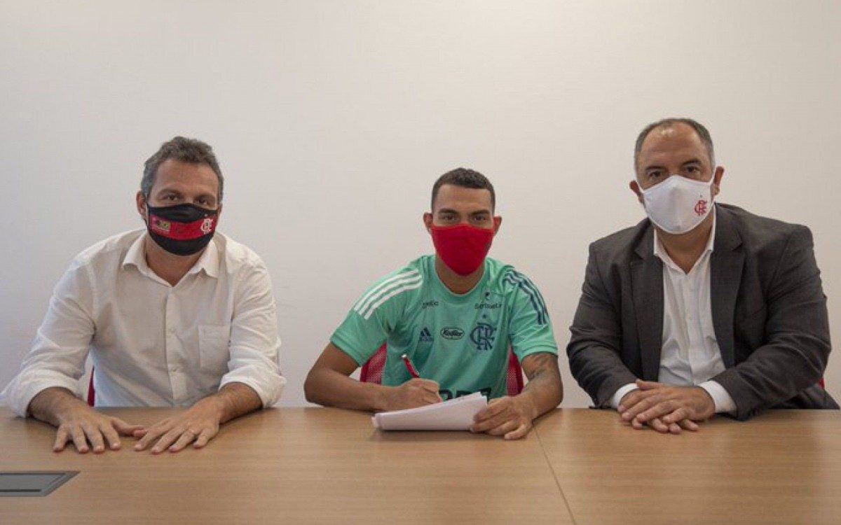 Matheuzinho assinou com o Flamengo até outubro de 2025 - Alexandre Vidal/CRF