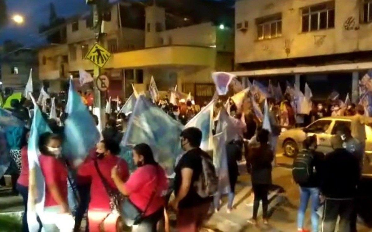 Welberth Rezende reuniu dezenas de pessoas no bairro Aroeira, nesta terça-feira - Reprodução