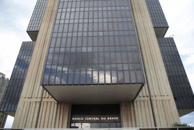 Economia brasileira registrou leve retração em abril, aponta BC