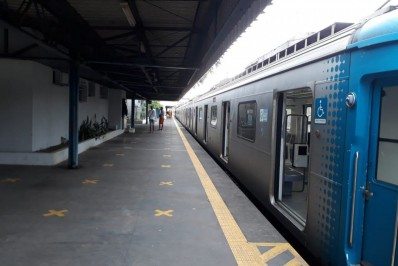Trem atinge tubulação de cabos no Engenho de Dentro e passageiros precisam trocar de composição