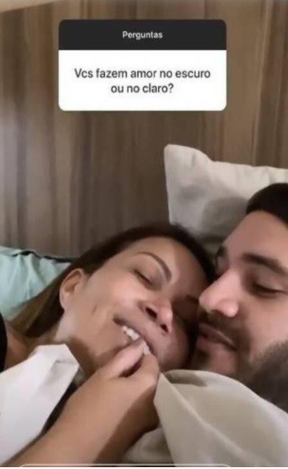 Solange Almeida e o namorado na cama - Reprodu&ccedil;&atilde;o