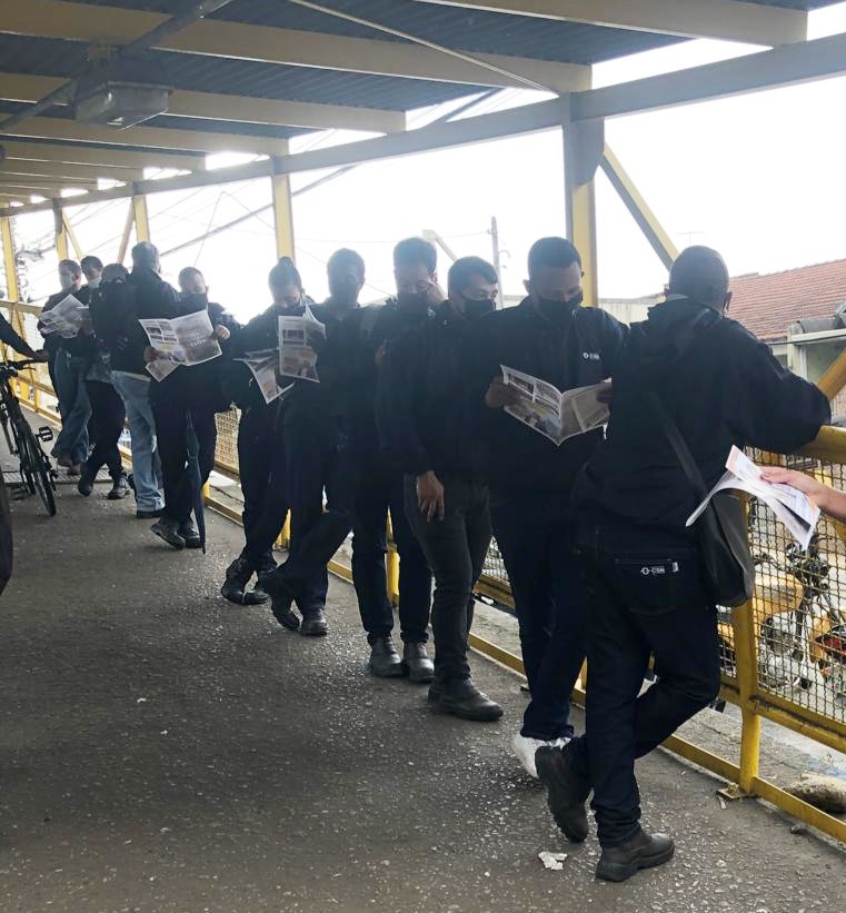 Funcionários da CSN lendo informativo da campanha de Granato - Divulgação/ Assessoria