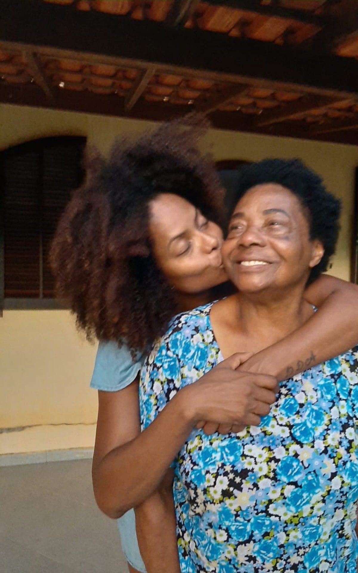 Adriana Bombom e a mãe, dona Ernestina - Divulgação