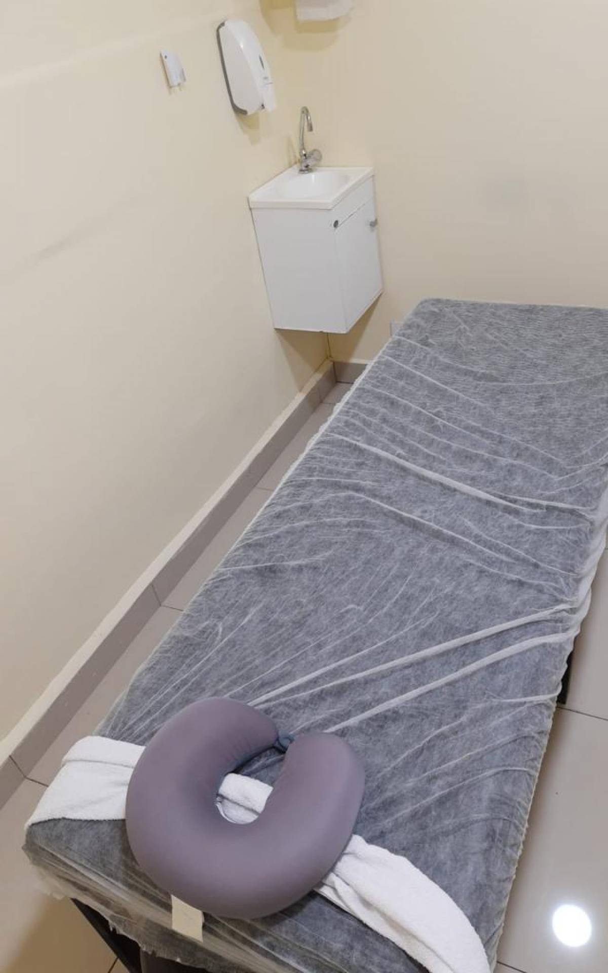 O acusado trabalhava a quatro meses em um centro médico/estético de Piabetá, em uma sala alugada.