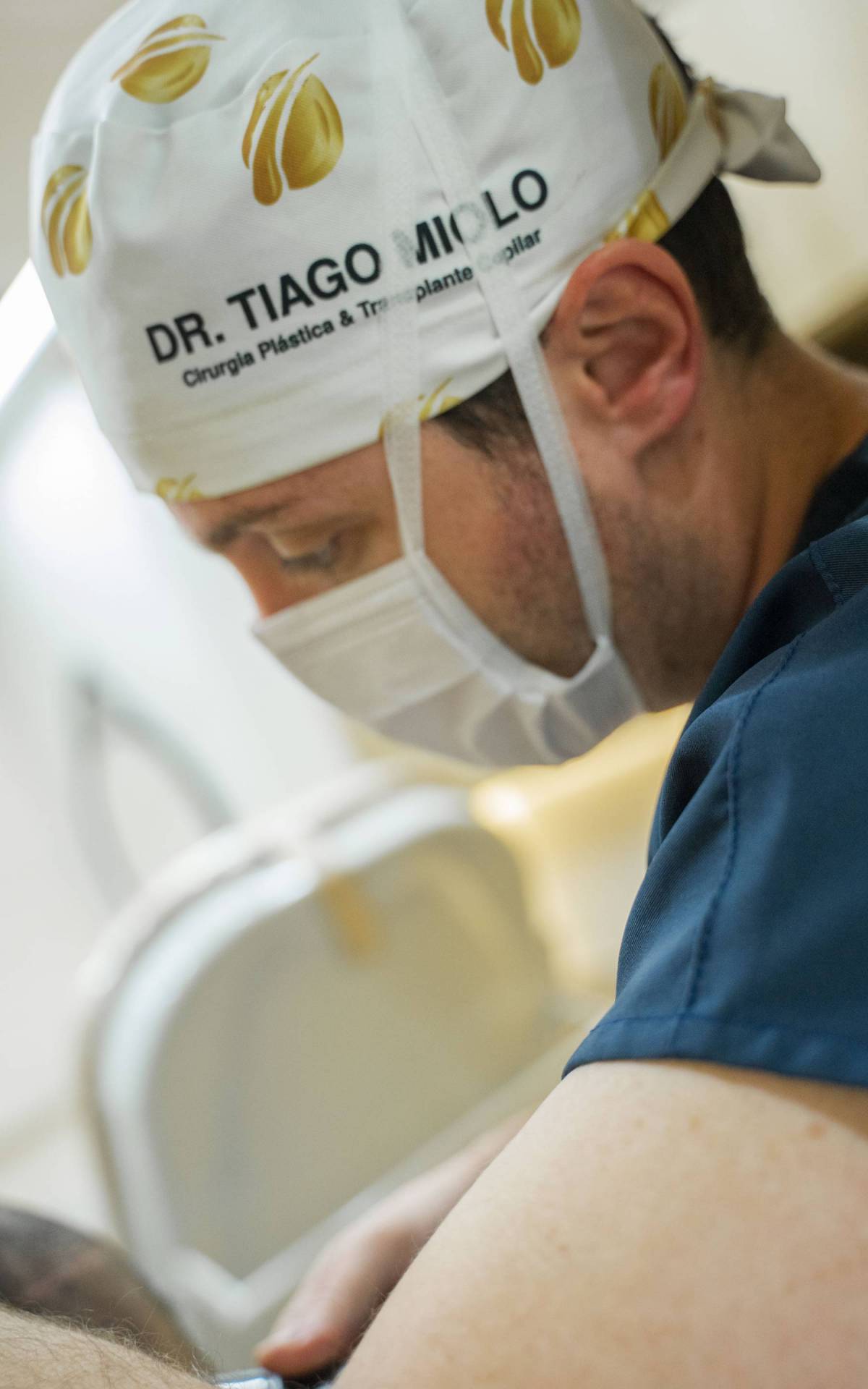 O Dr. Tiago Miolo alertou sobre a importância do paciente conhecer o trabalho do médico que irá realizar o procedimento