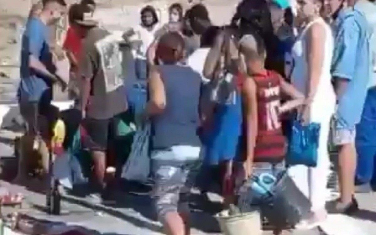 Multidão faz a festa com oferenda de R$ 15 mil em dinheiro no Cemitério de Inhaúma, na Zona Norte do Rio - Reprodução