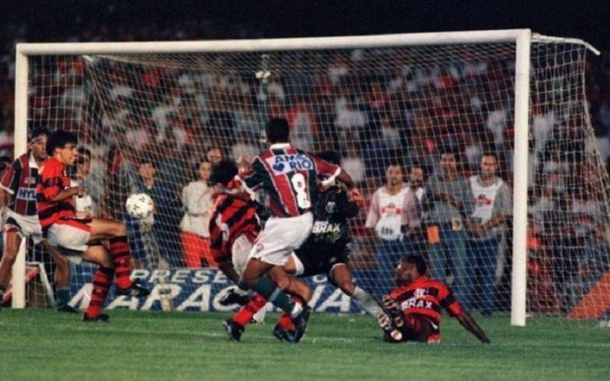 Aílton chuta para Renato Gaúcho marcar gol do título do Carioca de 95