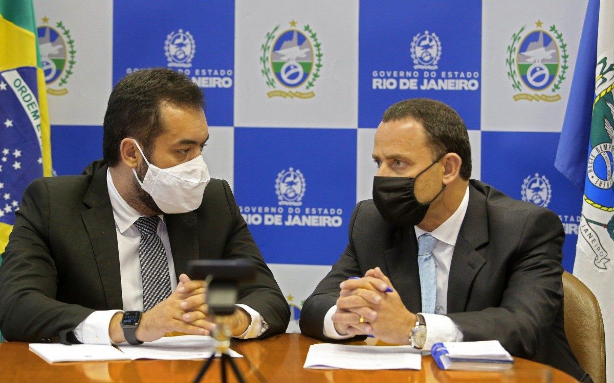 Governador em exercício, Cláudio Castro fez o anúncio ontem ao lado do secretário de Polícia Civil, Alan Turnovsky - Philippe Lima/Divulgação