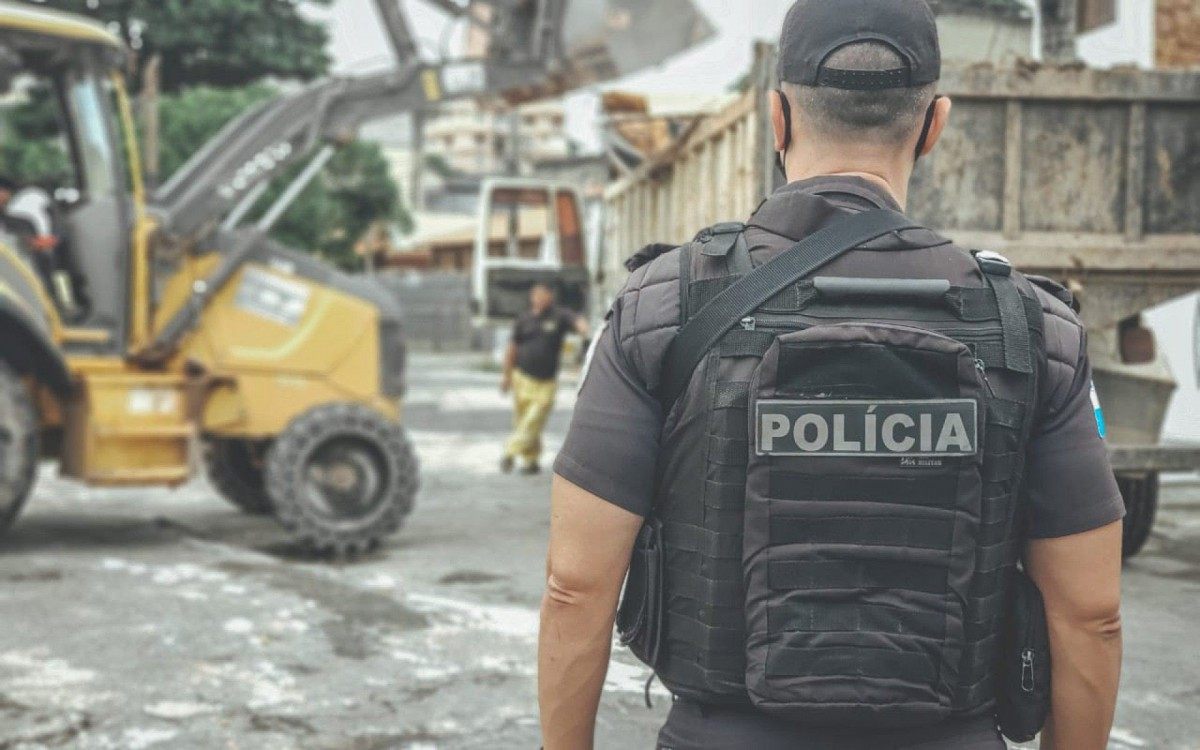 Polícia Militar faz operação para retirada de barricadas, em Campo Grande