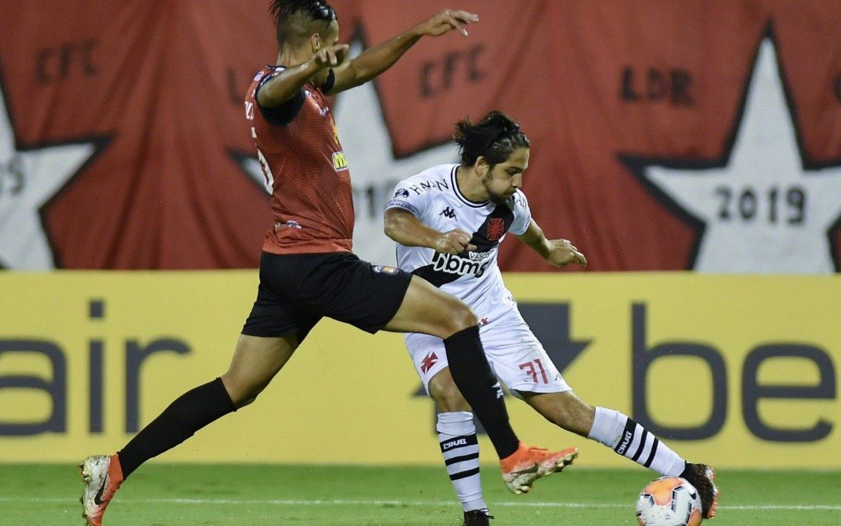 Venezuela's Caracas Diego Castillo and Brazil's Vasco da Gama Argentine Martin Benitez vie for the ball during their closed-door Copa Sudamericana second round football match at the Olympic Stadium in Caracas, on November 4, 2020, amid the COVID-19 novel coronavirus pandemic. (Photo by Matias Delacroix / POOL / AFP)