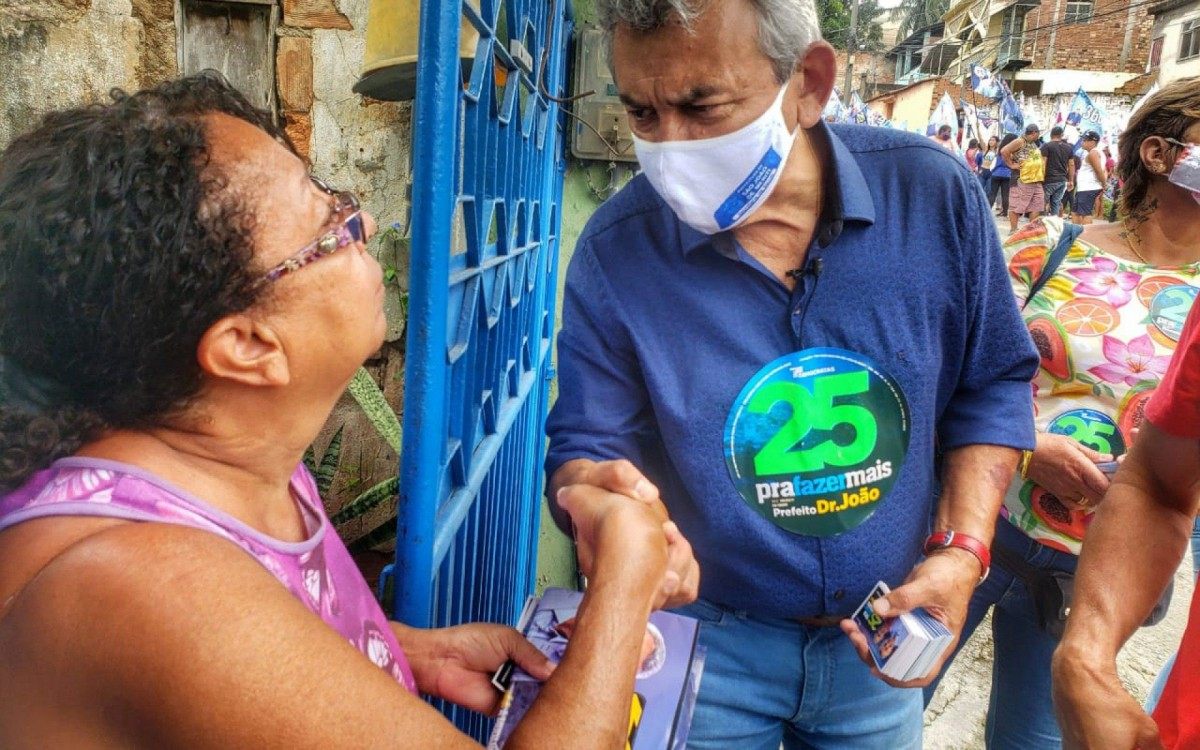Doutor João conversou com moradores durante caminhadas em Meriti - Divulgação