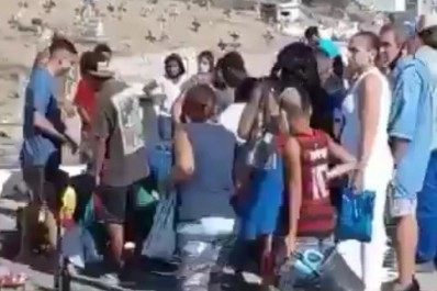 Vídeo: Multidão faz a festa com oferenda de R$ 15 mil no Cemitério de Inhaúma