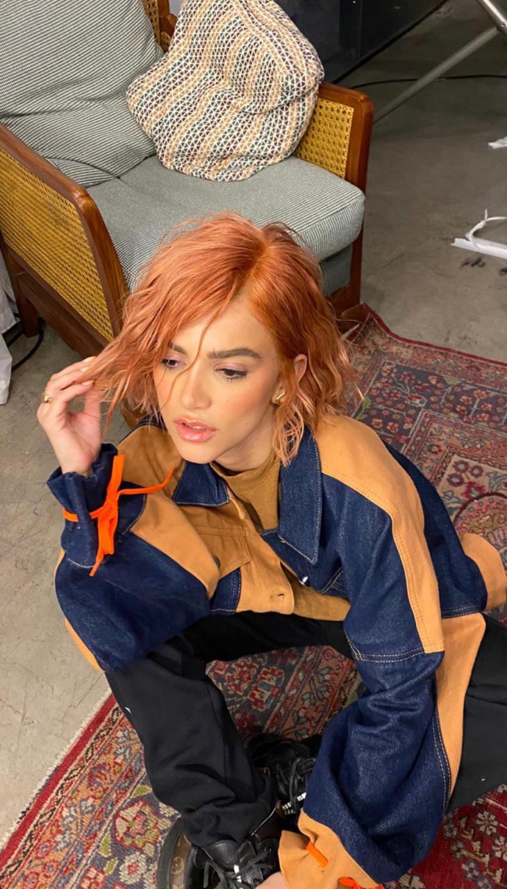 Manu Gavassi surge ruiva e choca fãs