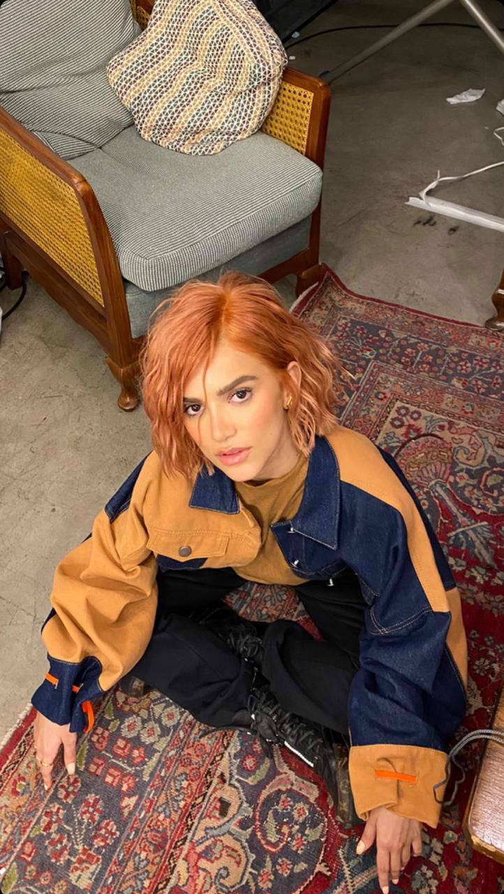 Manu Gavassi surge ruiva e choca fãs