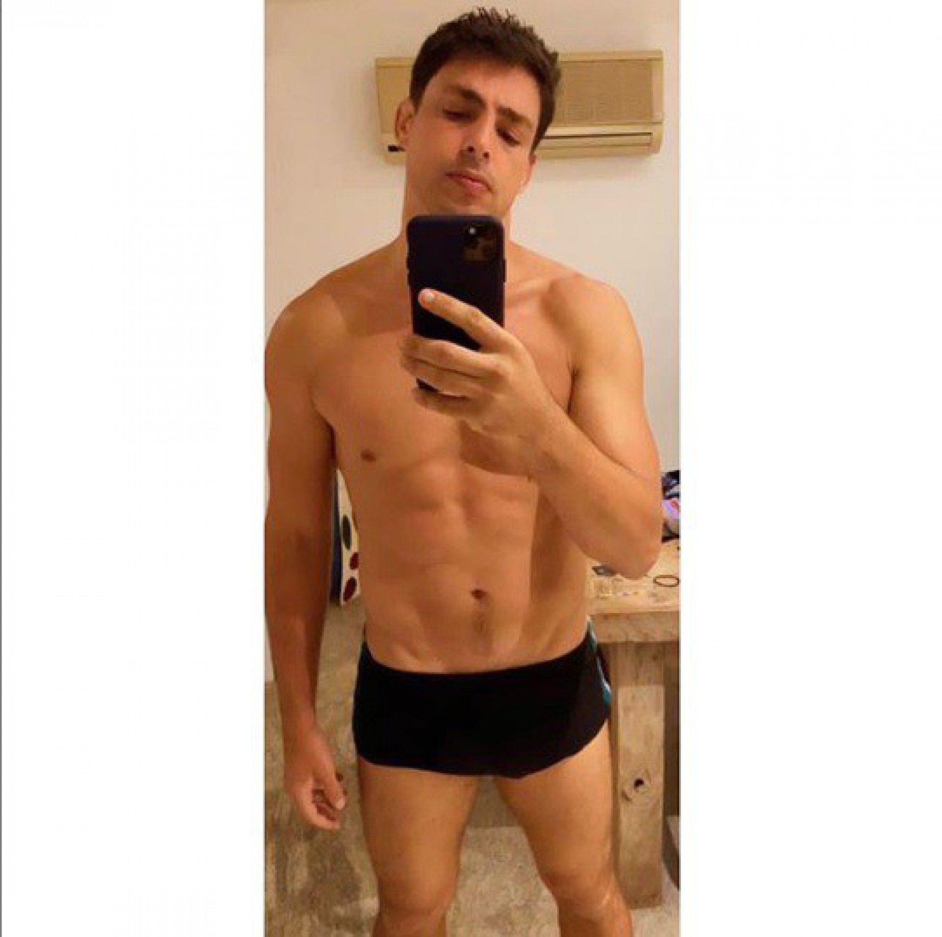 Cauã Reymond mostra tanquinho após exercício - Reprodução do Instagram