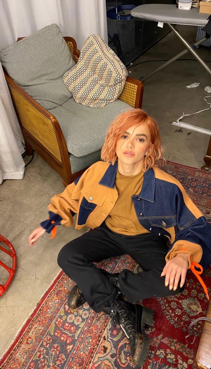 Manu Gavassi surge ruiva e choca fãs