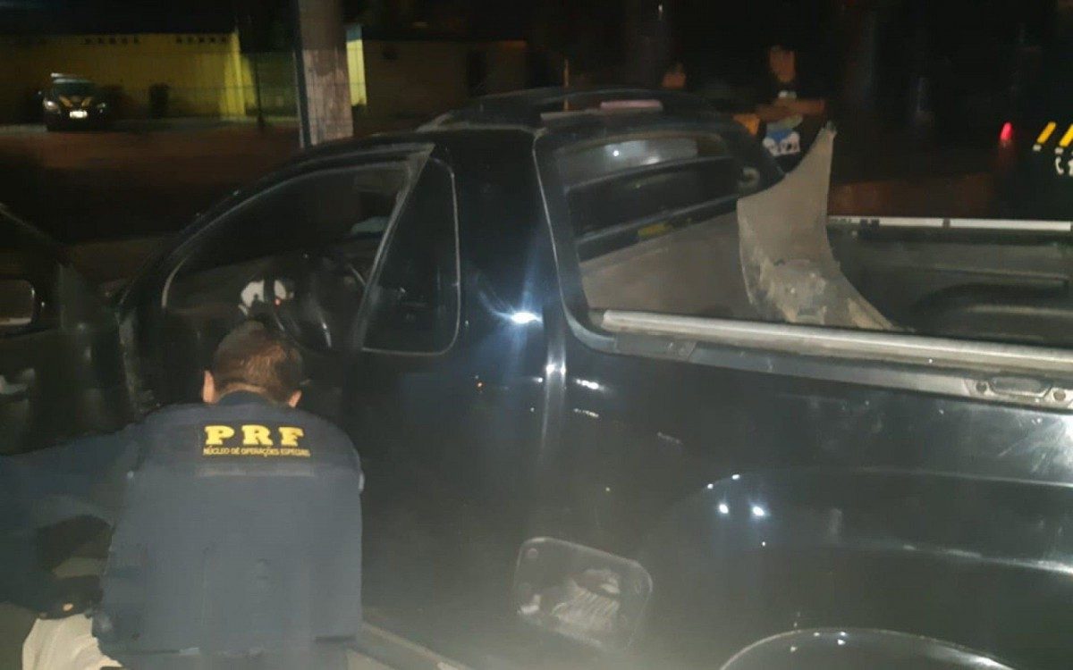 Agentes verificam carro suspeito: notificação de roubo ou furto é de abril deste ano - Divulgação - PRF