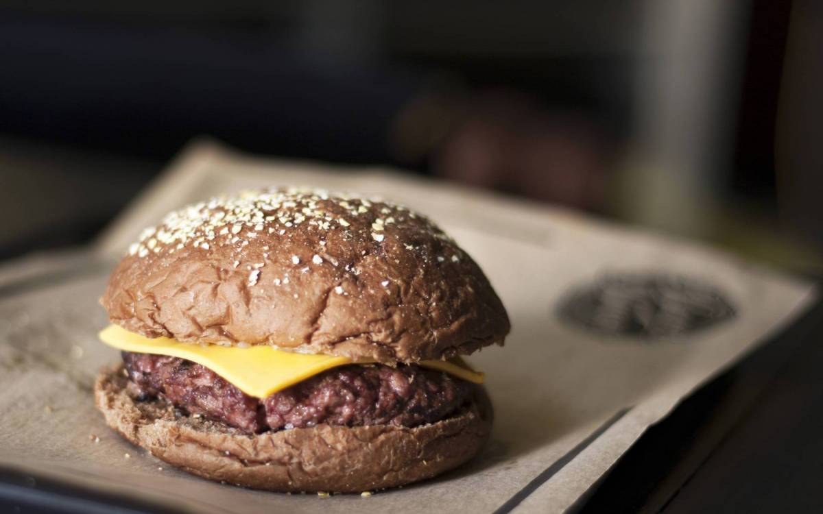 Hamburgueria aposta no clássico da Bourn e na maionese artesanal