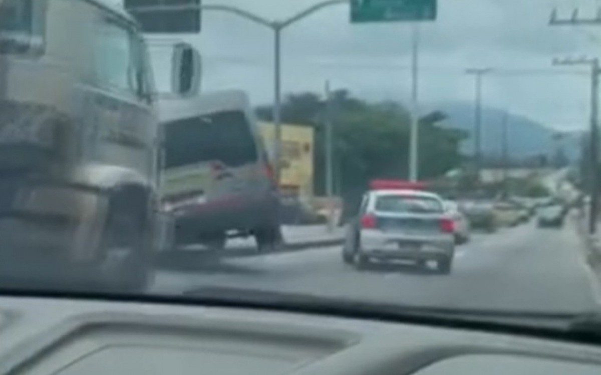 O motorista da van fugiu pela contramão durante a fiscalização da Seop - Reprodução 