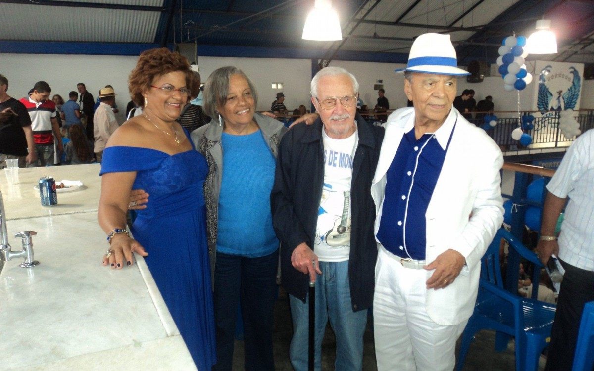 Lan, sua esposa Olívia, Monarco e esposa do compositor, Olinda, em 2013, na festa de 80 anos de Monarco, na Portela 