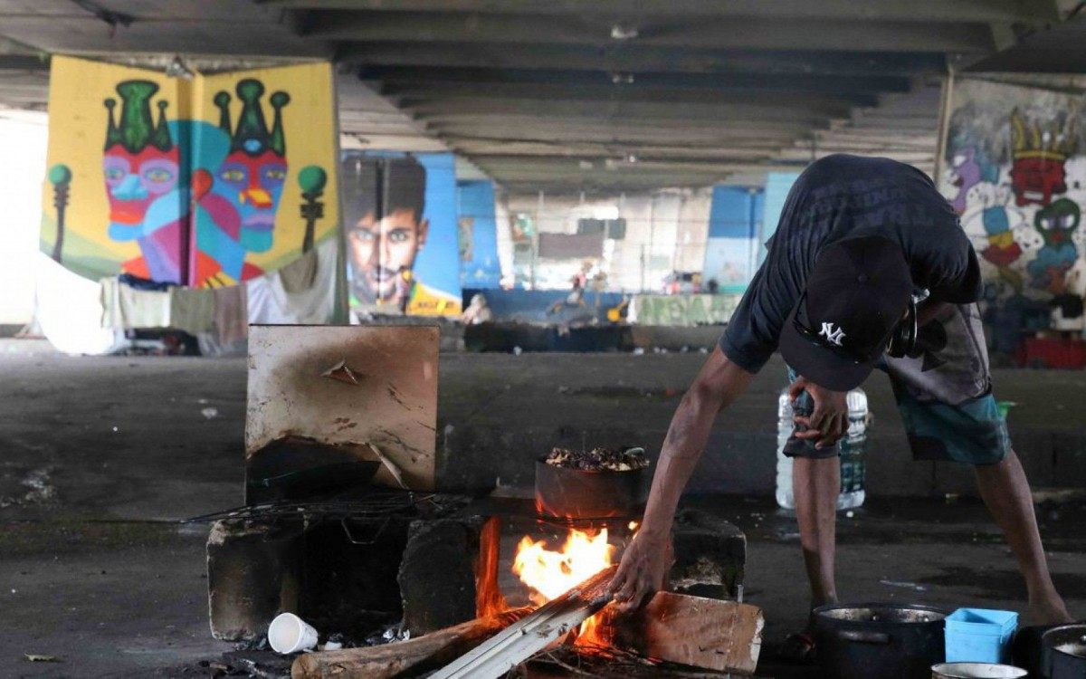 São Paulo - Pessoas em situação de rua dormem embaixo do viaduto Jaceguai, região central da capital - Rovena Rosa/Agência Brasil