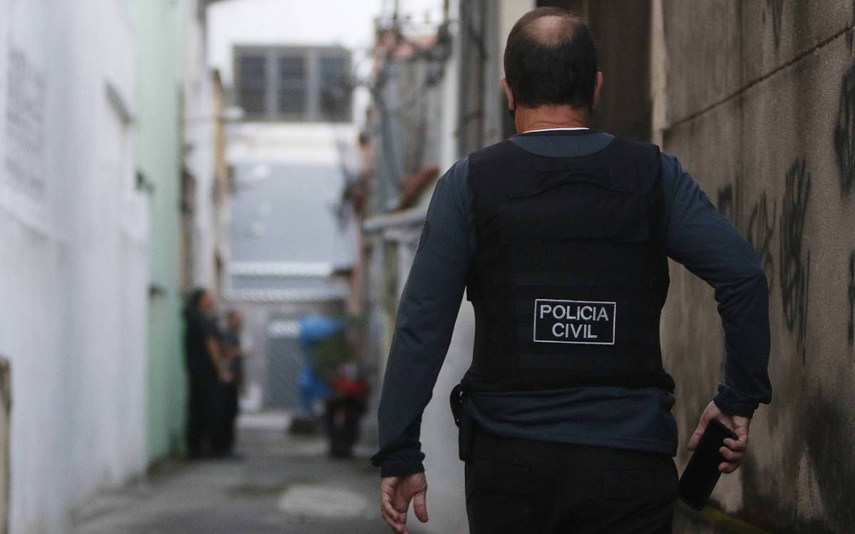 Policia - Policia Civil faz operaçao para indiciar torcedores da Força Jovem Vasco por associaçao criminosa - na foto, policiais tentam cumprir mandado em endereço no Engenho de Dentro, zona norte do Rio.