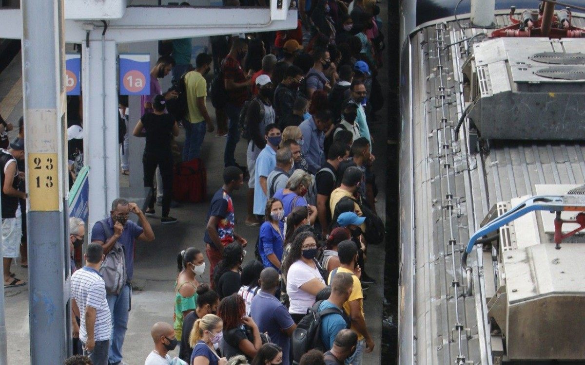 Geral - SuperVia reduz circula&ccedil;ao de trens e passageiros reclamaram do servi&ccedil;o oferecido pela concessionaria e contaram que antes da mudan&ccedil;a as composi&ccedil;oes j&aacute; vinham lotadas - na foto, Esta&ccedil;ao Gramacho, baixada fluminense.
