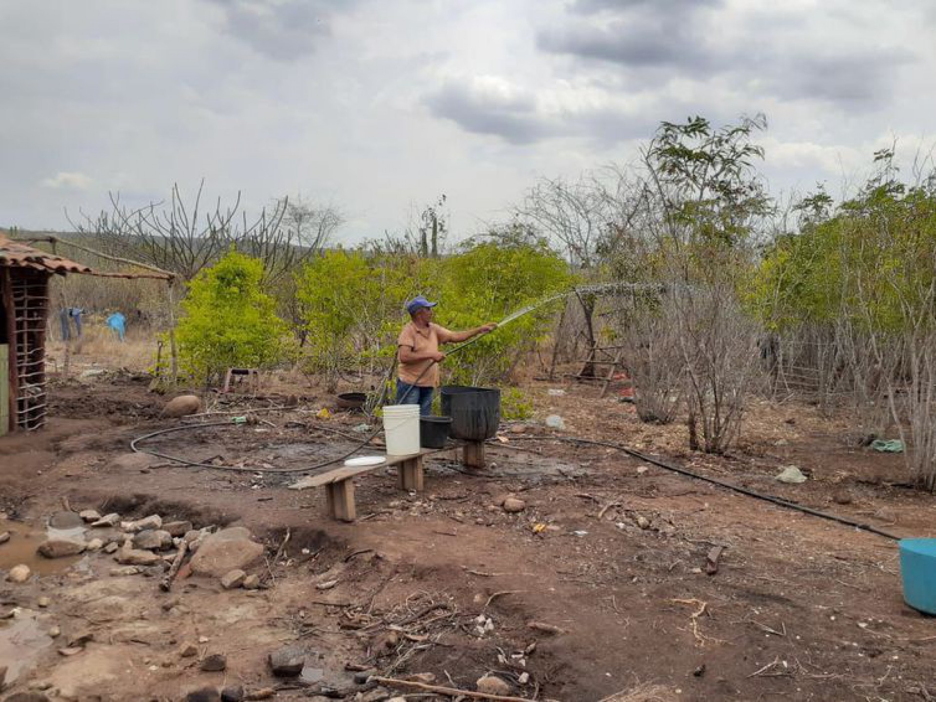 O agricultor José Laércio precisava andar 36 quilômetros para buscar água - Maurício Almeida/ TV Brasil