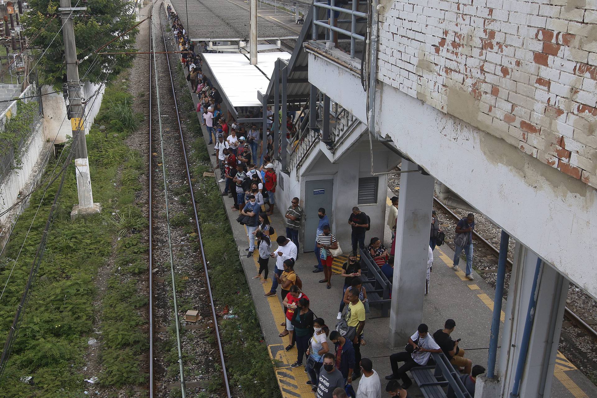 Problema em trem suspende circula&ccedil;&atilde;o no ramal Saracuruna por mais de duas horas
