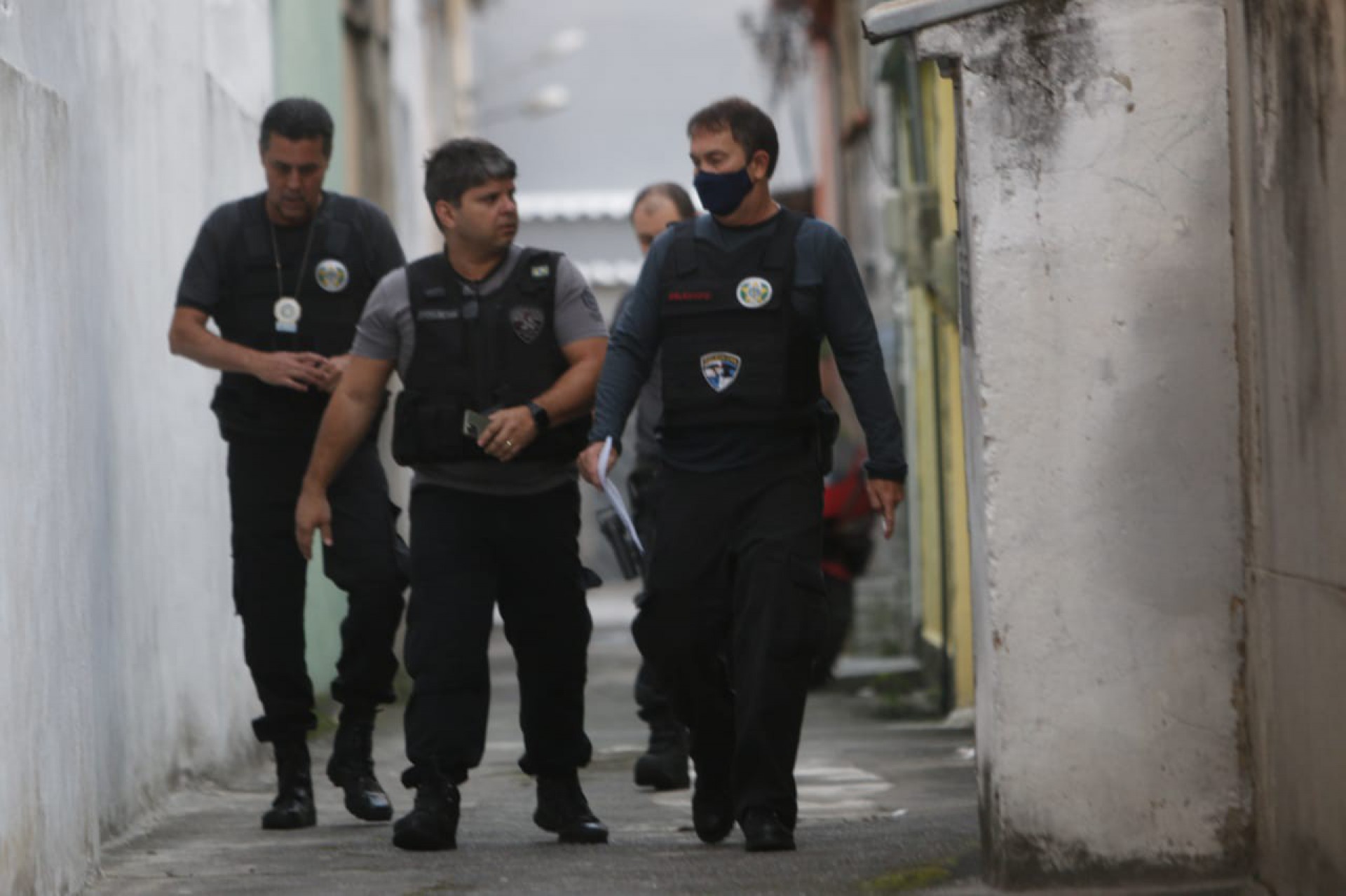 Policias cumprem mandando em endereço no Engenho de Dentro, Zona Norte do Rio - Reginaldo Pimenta/ Agência O DIA