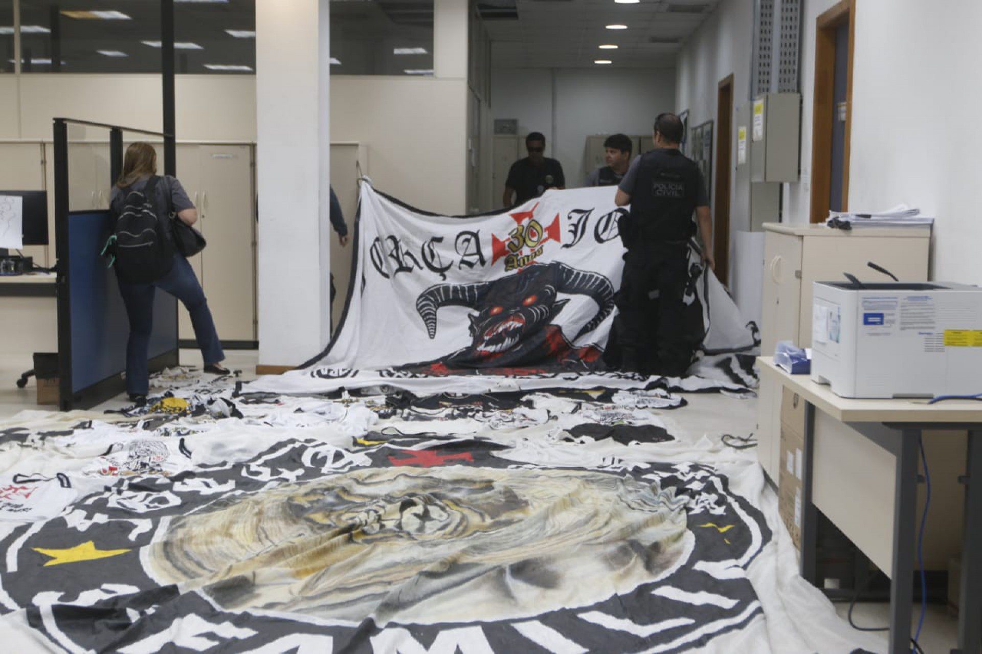 Material apreendido em operação que mira torcida organizada do Vasco - Reginaldo Pimenta/ Agência O DIA