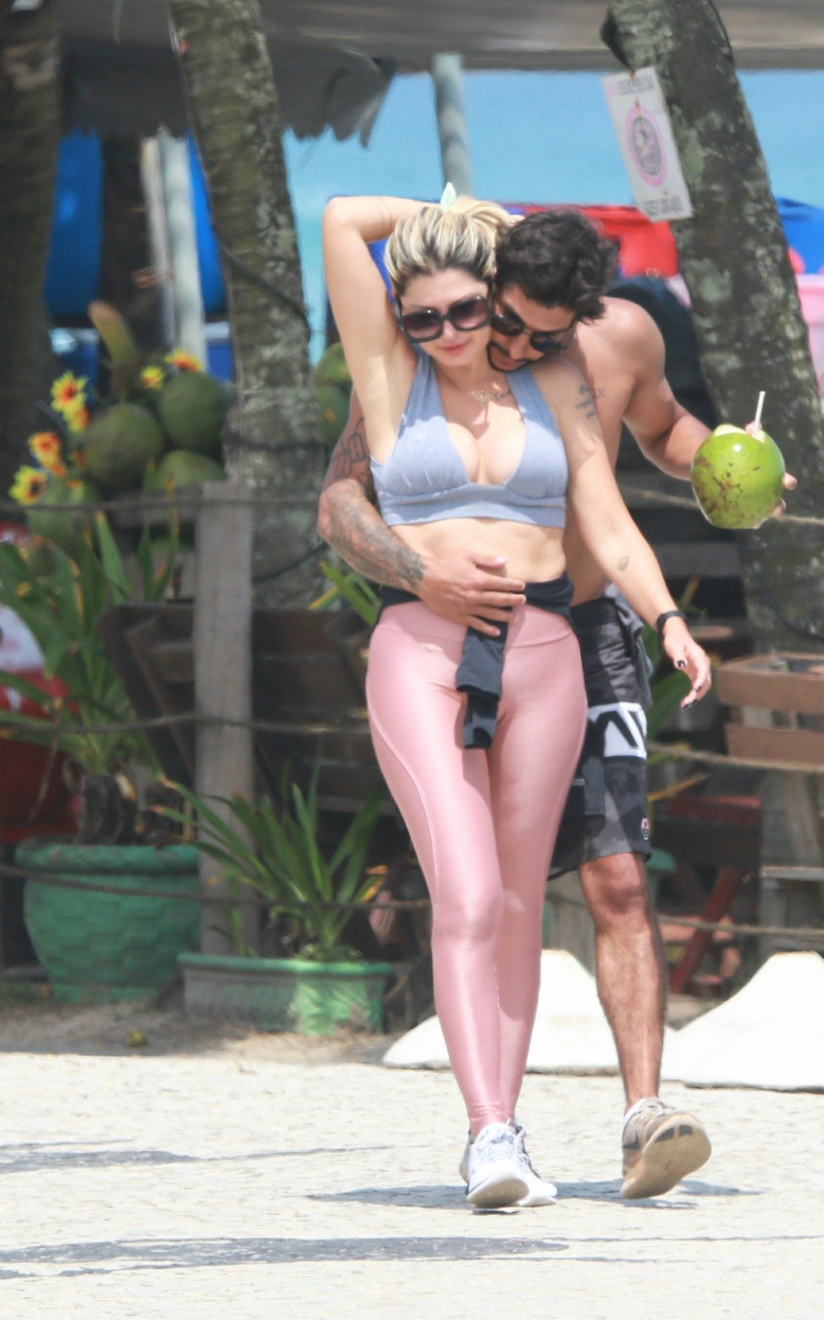 Antônia Fontenelle passeia na orla com novo namorado