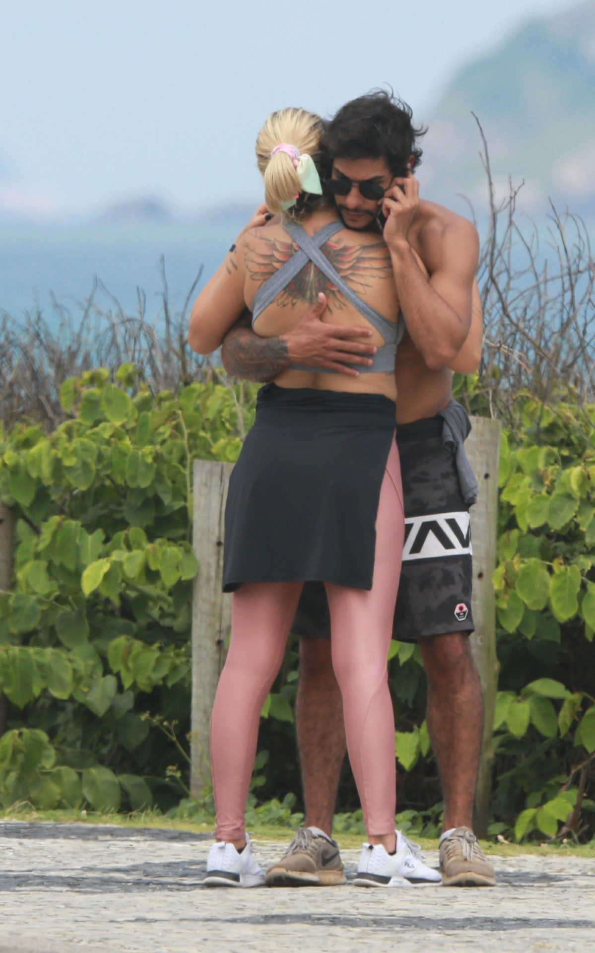 Antônia Fontenelle passeia na orla com o novo namorado, Shia