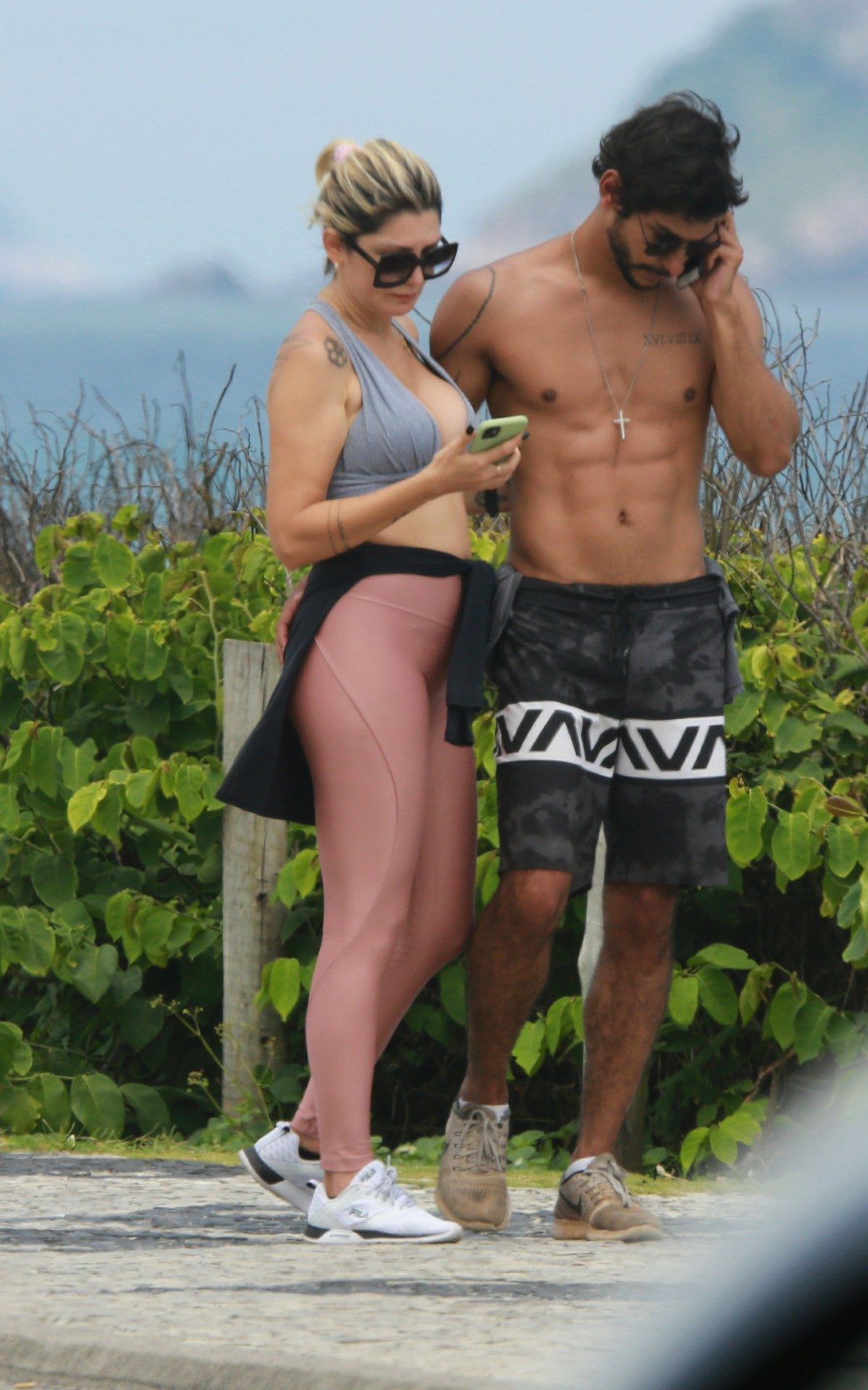 Antônia Fontenelle passeia na orla com o novo namorado, Shia