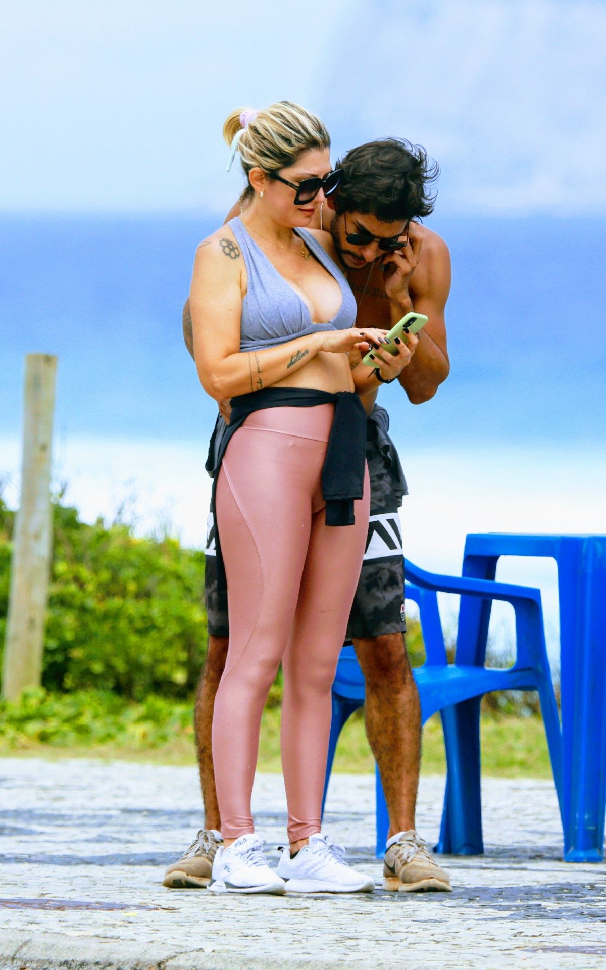 Antônia Fontenelle passeia na orla com o novo namorado, Shia