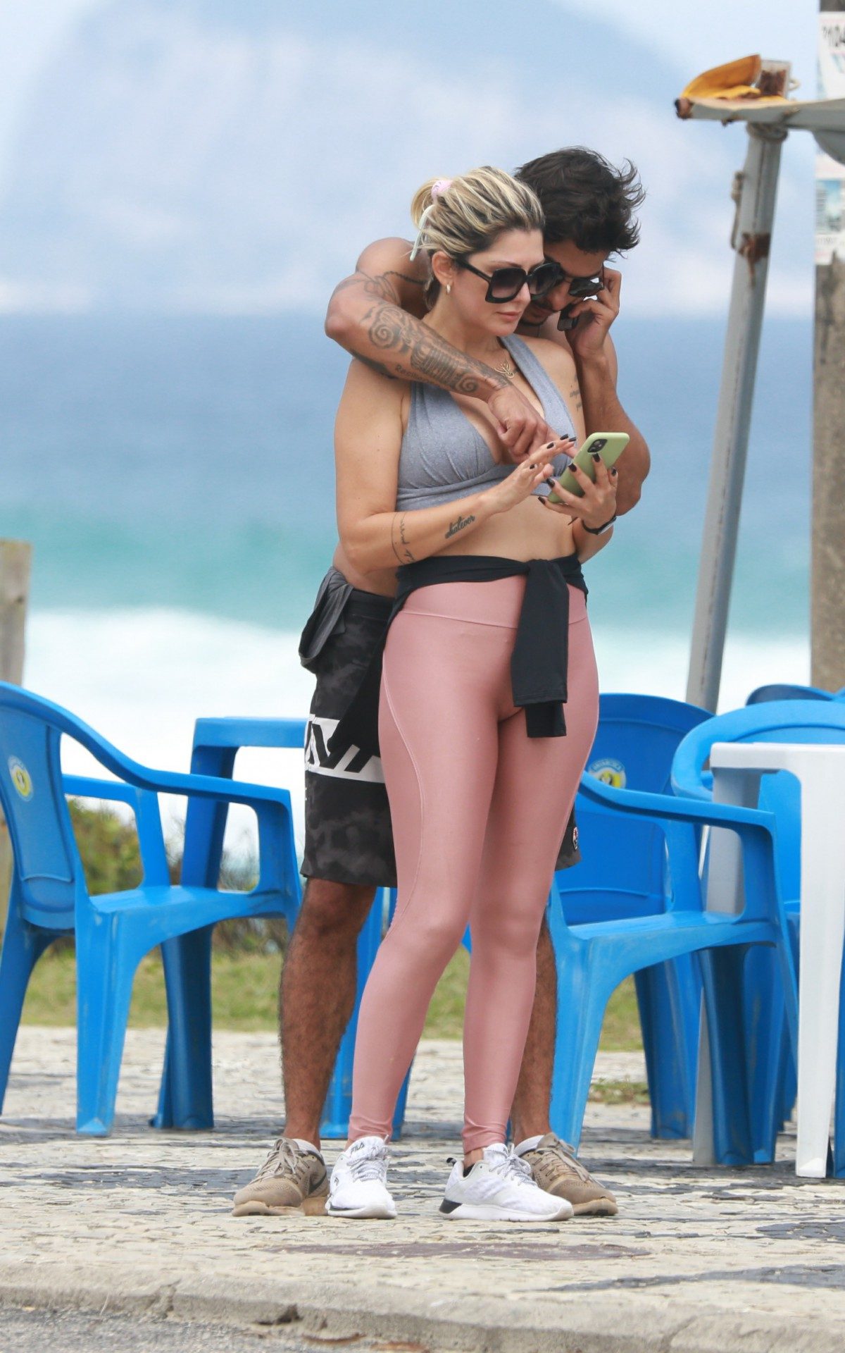 Antônia Fontenelle passeia na orla com o novo namorado, Shia