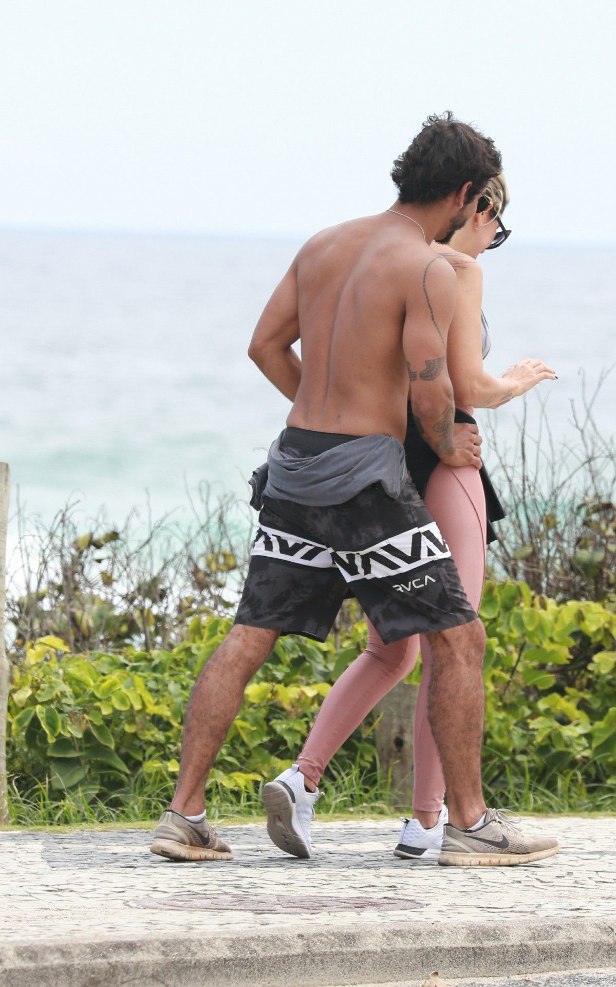 Antônia Fontenelle passeia na orla com o novo namorado, Shia