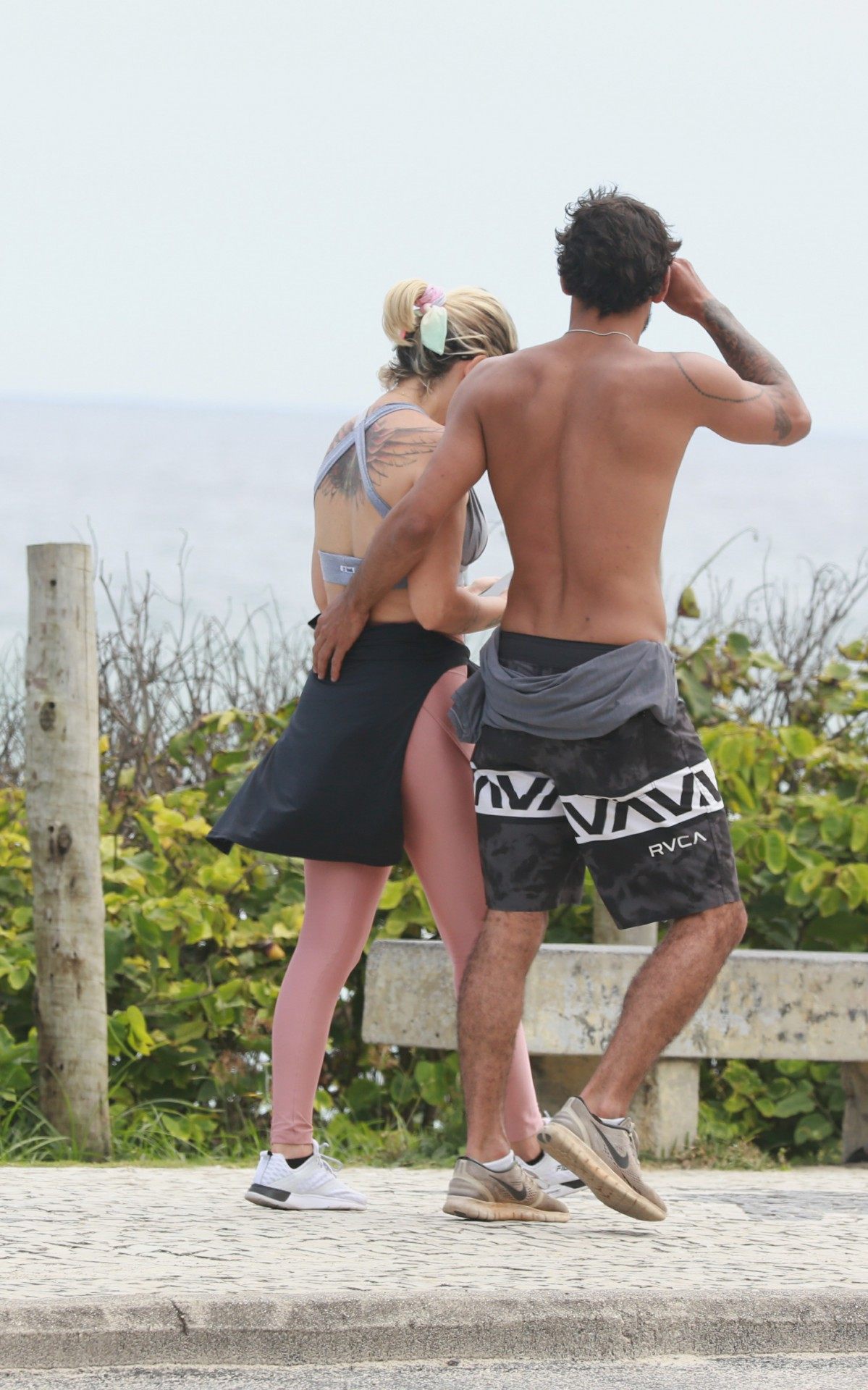 Antônia Fontenelle passeia na orla com o novo namorado, Shia