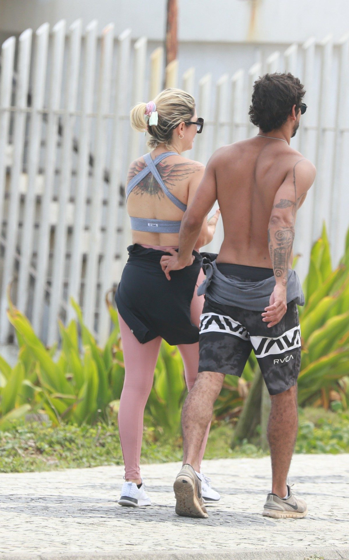 Antônia Fontenelle passeia na orla com o novo namorado, Shia