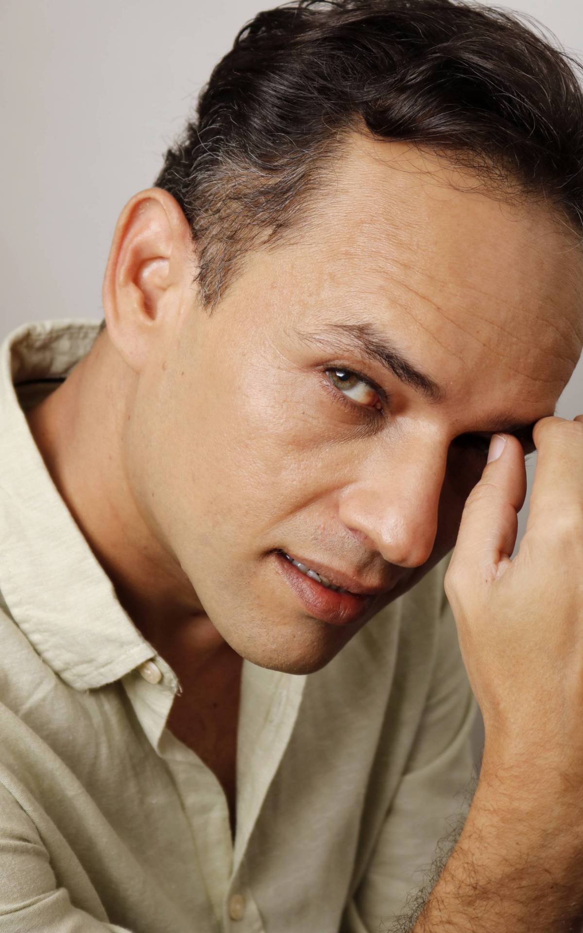 Com 22 anos de carreira, o ator estreia com o seu primeiro protagonista na televis&atilde;o