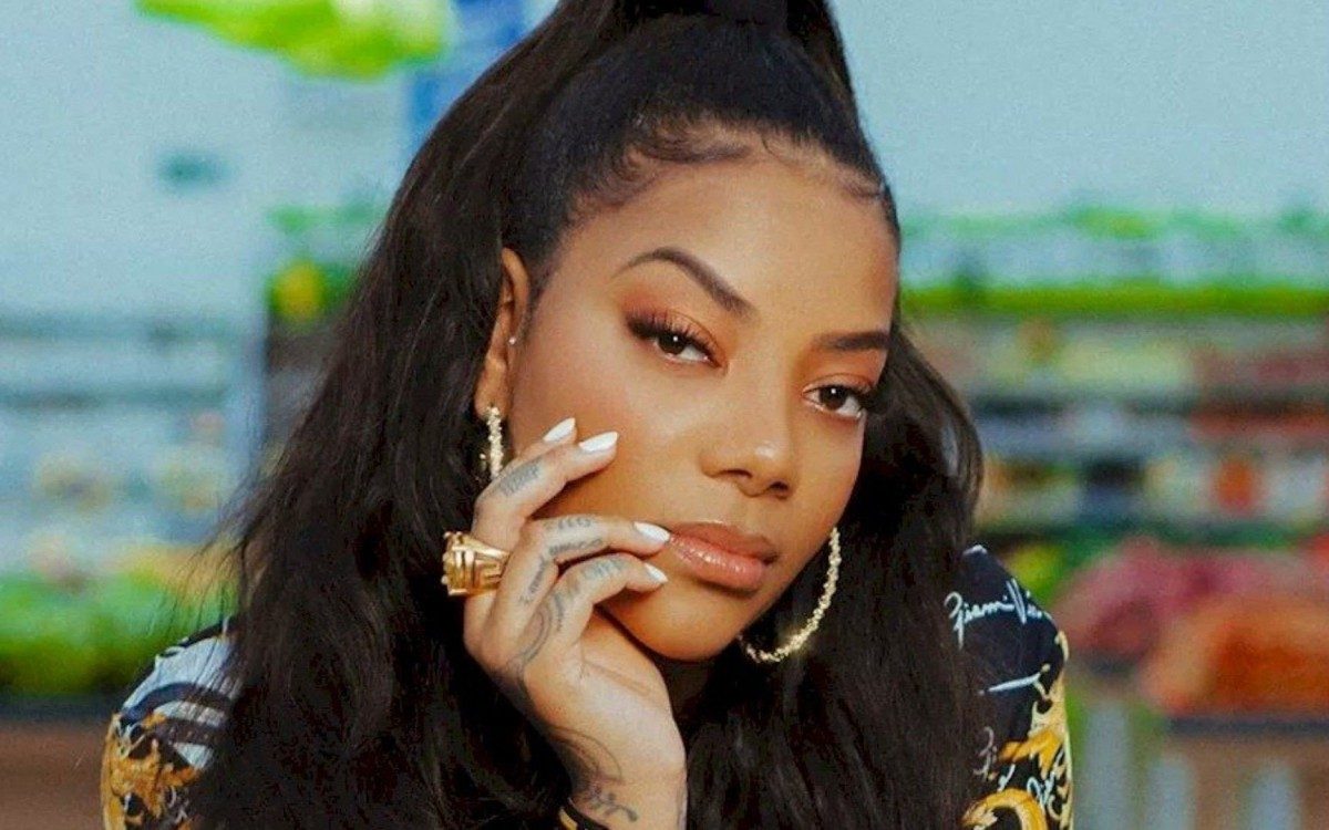 Ludmilla faz topless e mostra bumbum para divulgar música