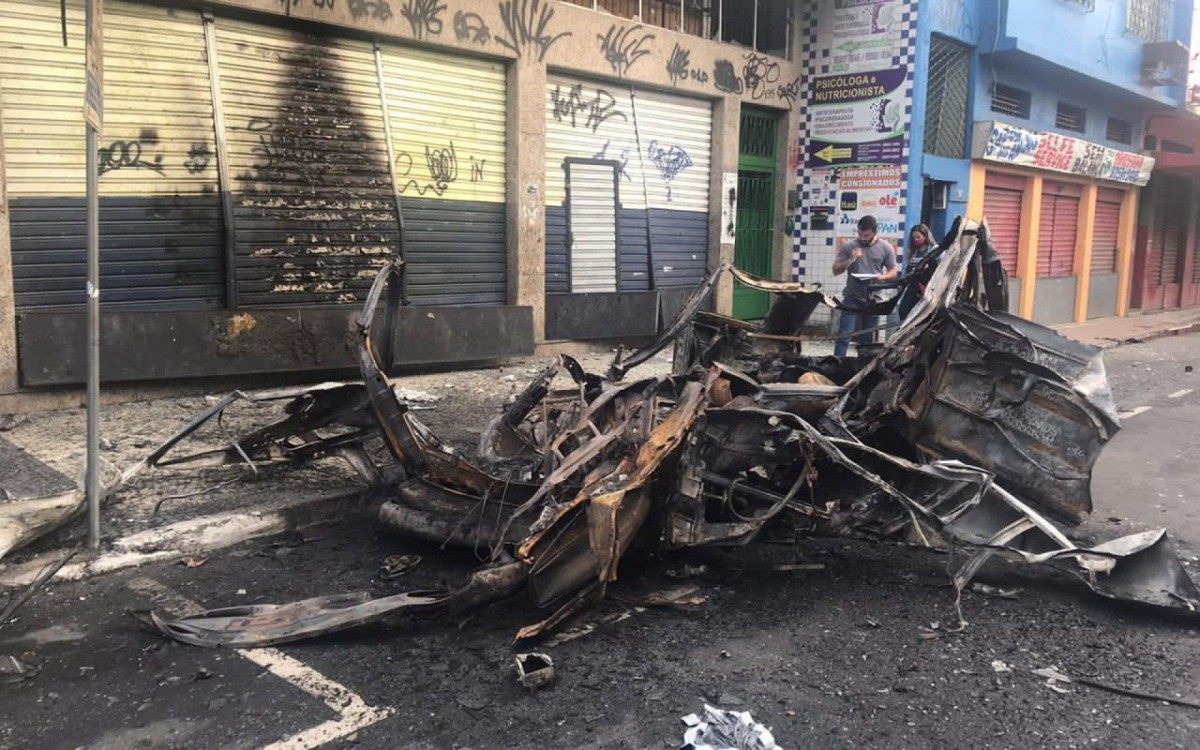 Defesa Civil precisou ser acionada após um veículo, VW Kombi, explodir na Rua Santo Antônio, no Centro de São João de Meriti.