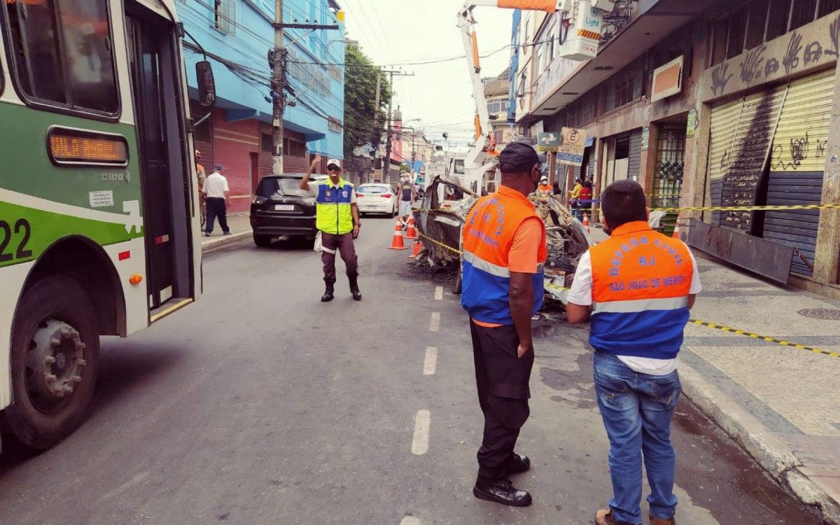 Agentes da Secretaria de Transportes estão organizando o trânsito na região
